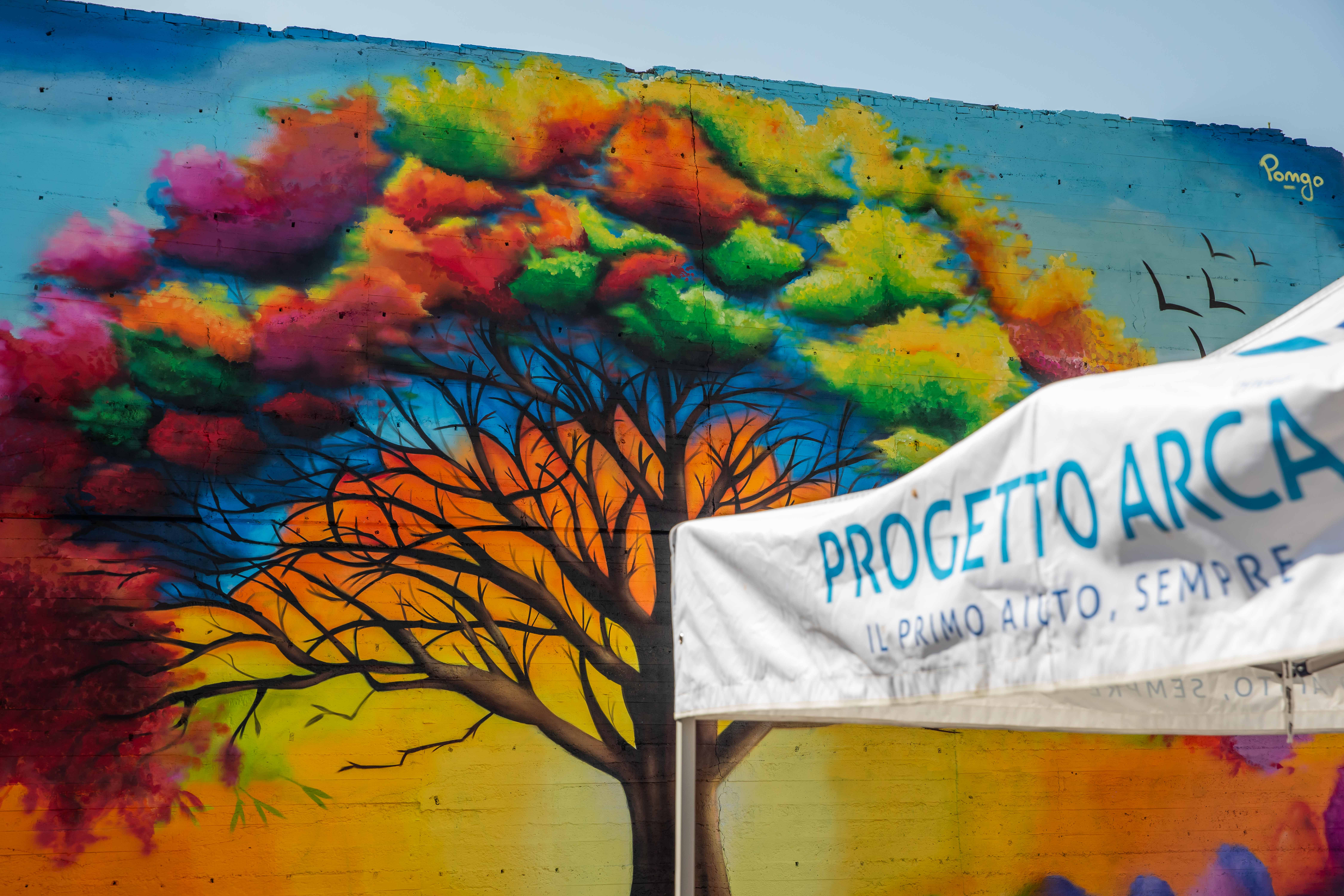 L’opera di street art partecipata nella struttura di Progetto Arca: Pongo 3D insieme ai giovani richiedenti asilo realizzano il murale “L’Albero della Vita”