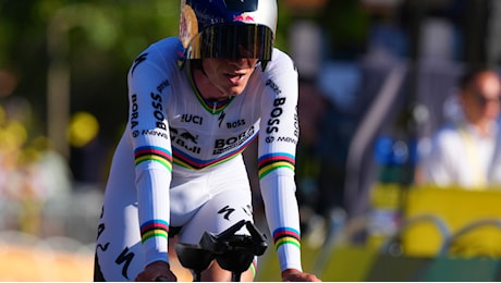 Tour de France, Evenepoel fa il bis a cronometro: male Ganna. Un altro ritiro: ko Lipowitz | La nuova classifica generale