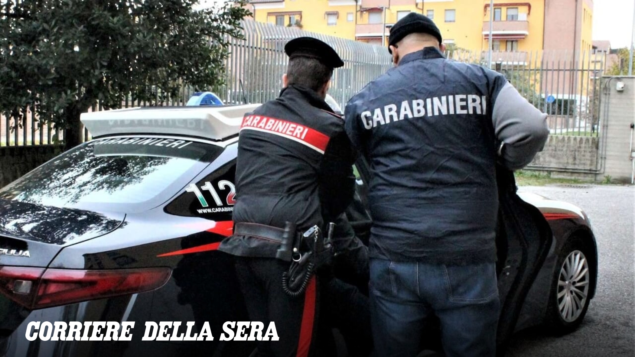 Far West in via Saponaro a Milano, 19enne colpito ad una caviglia con una fucilata: si presentano in quattro sotto casa