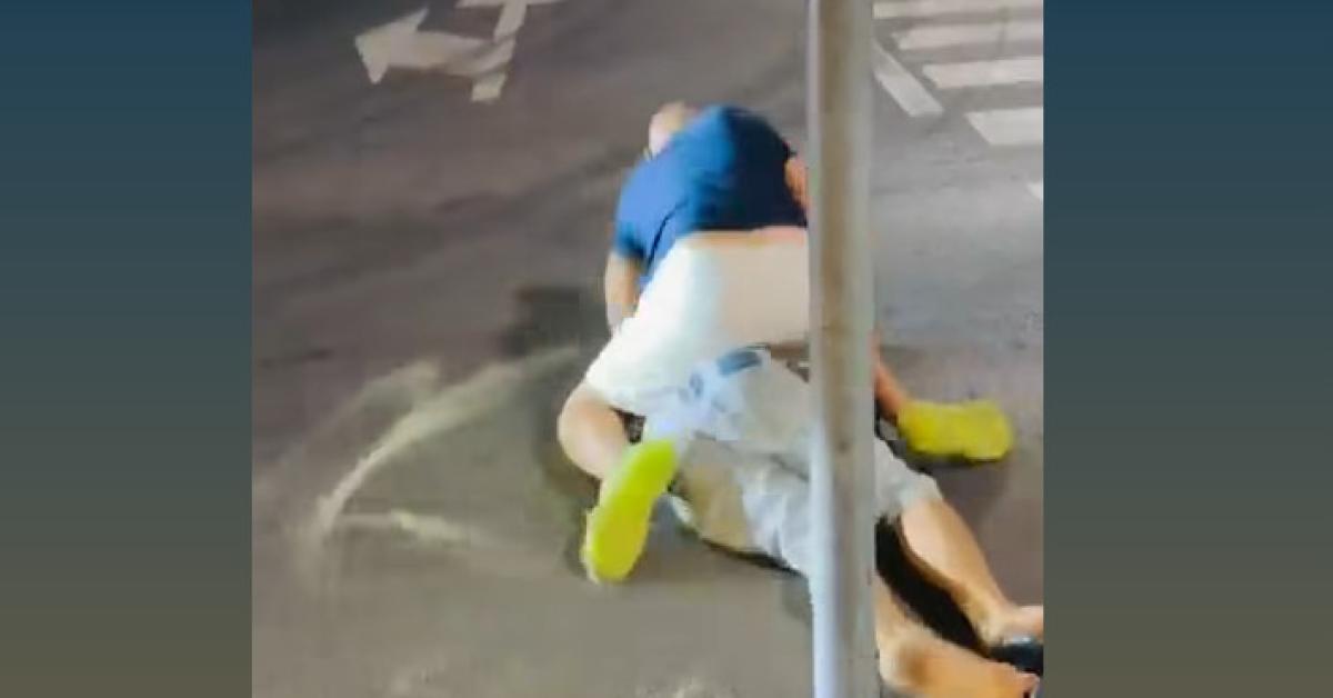 Uomo blocca il traffico a San Benedetto del Tronto, imprenditore (vicino a Fn) lo picchia. Polemiche dopo il video diffuso sui social