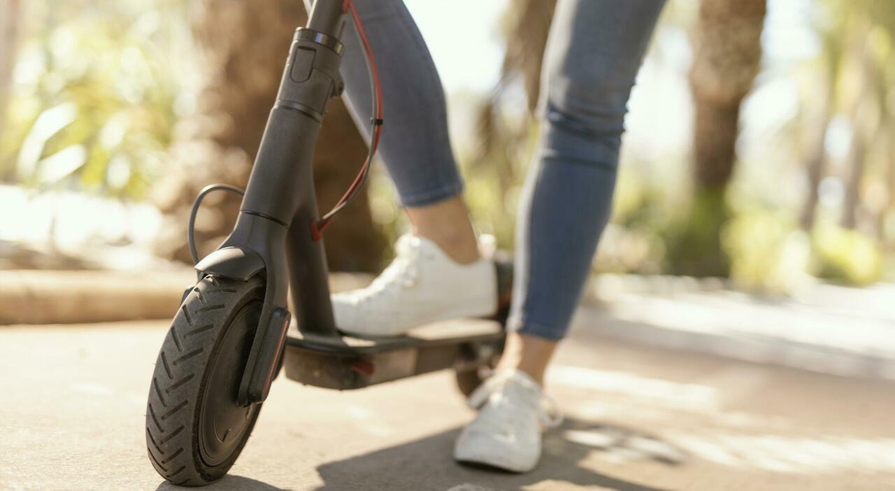 Ragazzo di 16 anni investito e ucciso da un'auto: «Impatto violentissimo». Era sul monopattino senza luci né casco