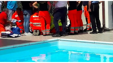 Tragedia a Milano Marittima, bimba di 4 anni muore annegata nella piscina di un hotel