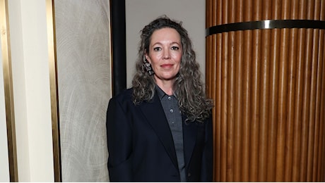 Olivia Colman in passerella da Miu Miu a 52 anni è quello che avremmo voluto vedere di più alle sfilate