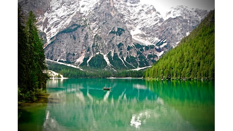 Elicotteri bloccati e infradito sui sentieri, le Dolomiti alzano il muro contro il turismo selvaggio