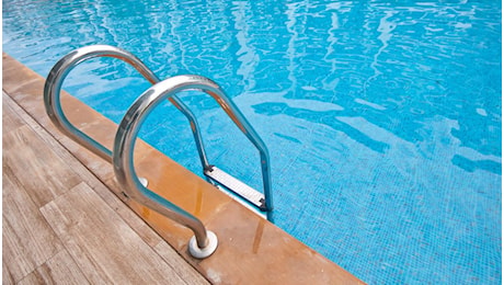 Dramma a Sestri Levante, bambina di 7 anni risucchiata dal bocchettone della piscina: è gravissima