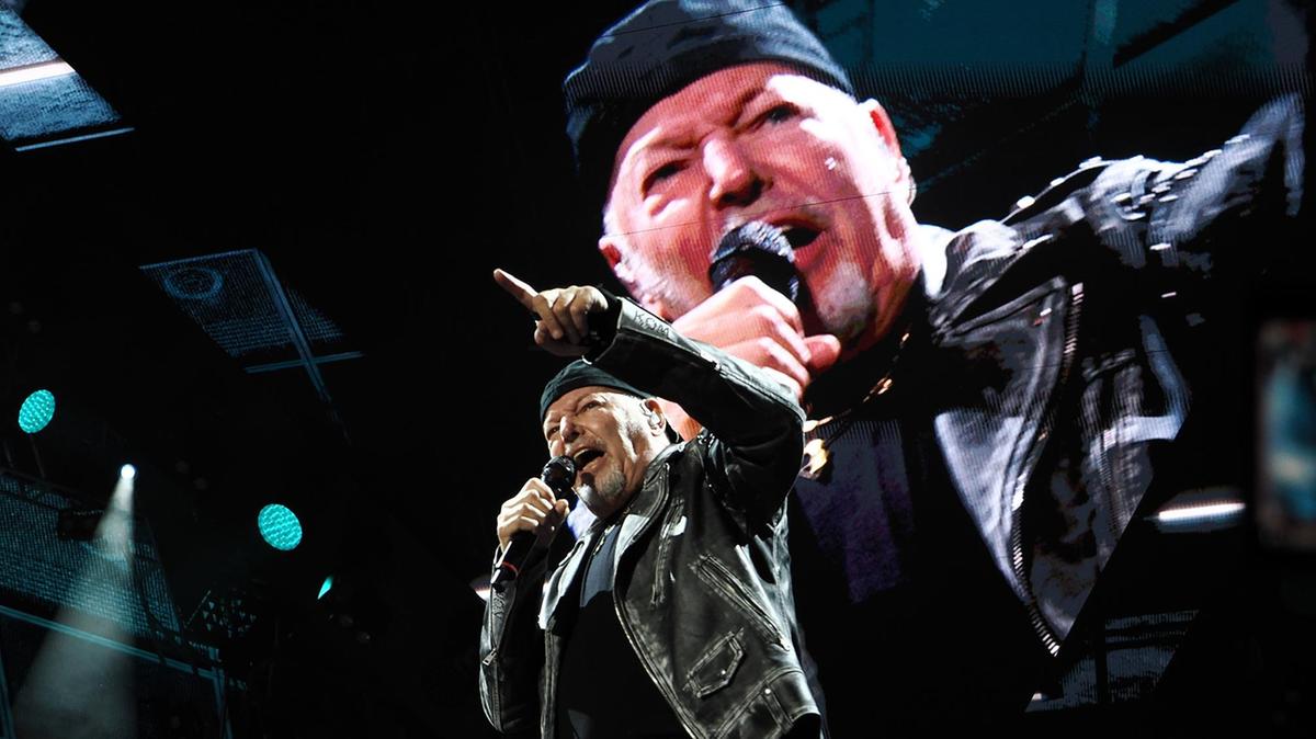 Vasco Rossi cittadino onorario. Il consiglio si spacca sul voto. La Lega fuori dal coro dice ’no’: È solo una trovata di marketing