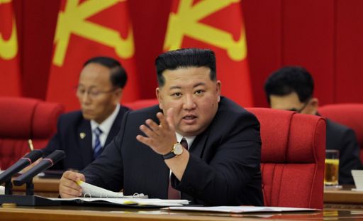 Kim Jong Un lancia la sfida e ordina di rafforzare arsenale nucleare