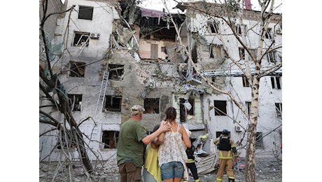Raid russi su Zaporizhzhia, condominio in fiamme e un bilancio di tre morti: le immagini dell’attacco