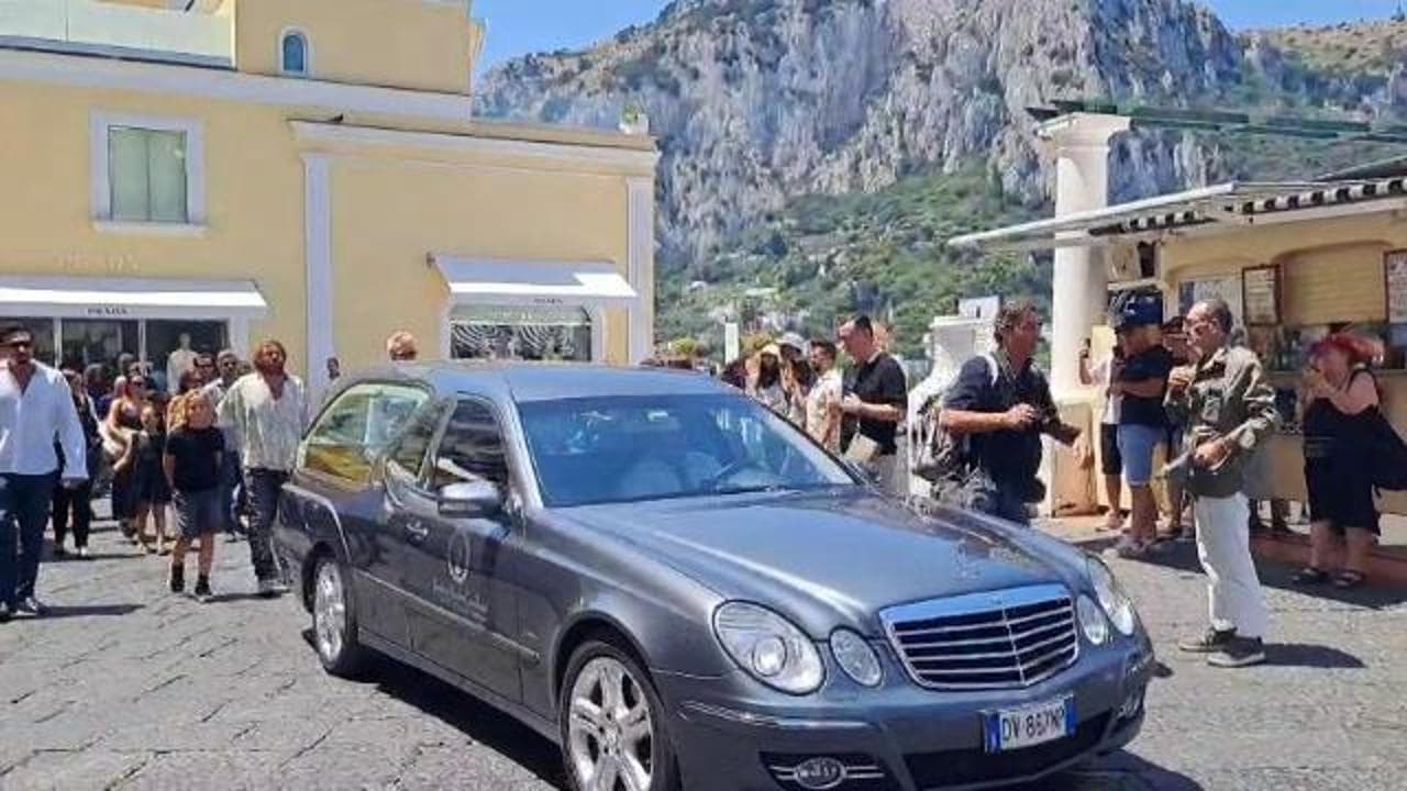 Peppino Di Capri, l'applauso al passaggio del feretro in piazzatta