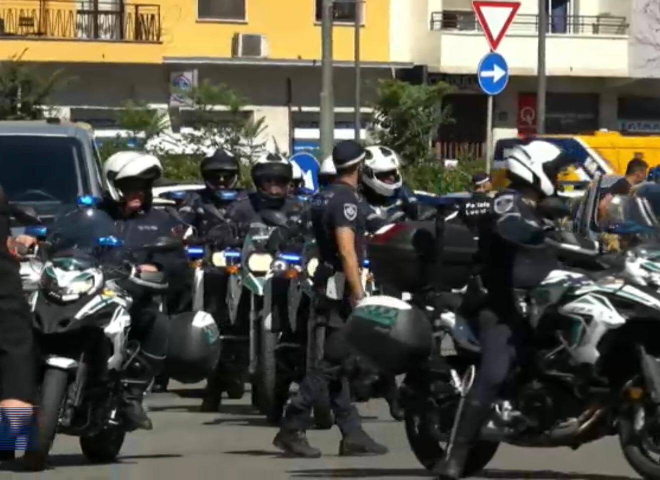 Saronno, due agenti motociclisti della polizia locale di Saronno ai funerali dell’agente Imprezzabile morto in servizio