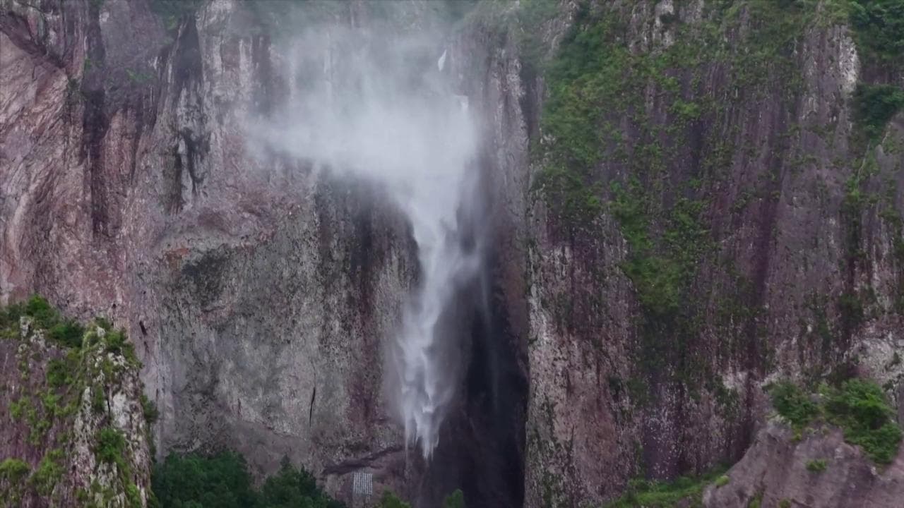 L'acqua va verso l'alto: la cascata al contrario prodotta dal tifone Bavi in Cina
