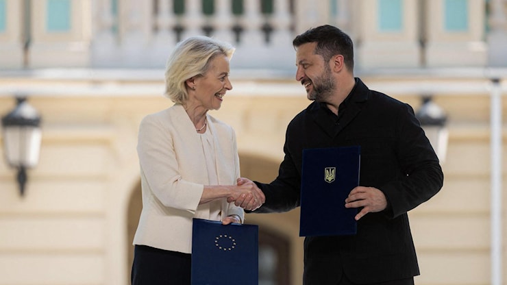 Accordo Ue-Ucraina su difesa e droni. Kiev sotto attacco. Trump: “Putin pronto a un accordo” - La Stampa