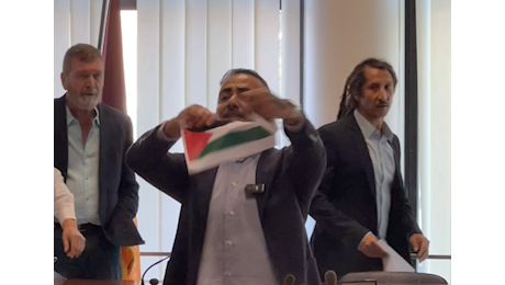Roma, l'aula del Municipio V approva la mozione sull'islamofobia tra scontri e polemiche: Zossolo strappa una bandiera palestinese
