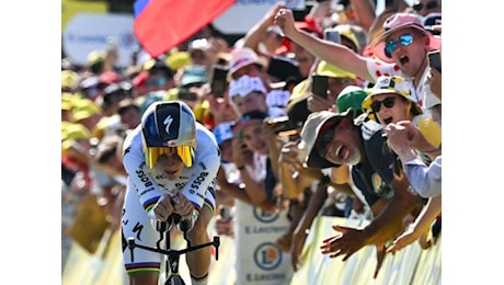 Evenepoel vince la cronometro nella sedicesima tappa del Tour de France: Pogacar secondo e ancora in maglia gialla