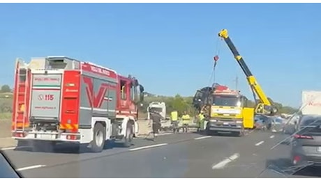 Incidente sull’A14, camion sfonda lo spartitraffico: auto sulla corsia opposta