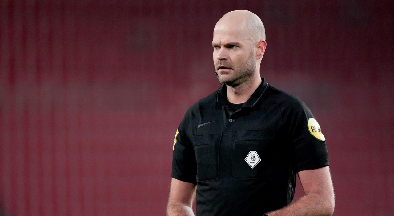 Morto l’arbitro Rob Dieperink, era stato escluso dai Mondiali dopo l'arresto: aveva 38 anni