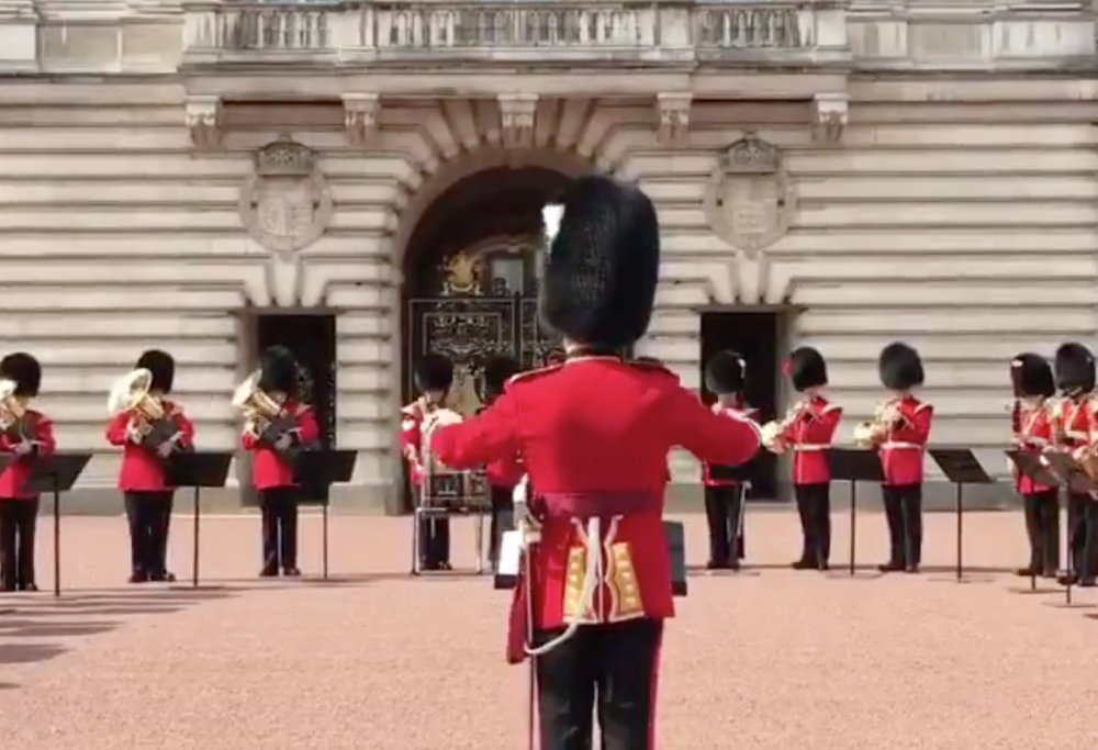 Re Carlo abbandona Buckingham Palace: ecco perché