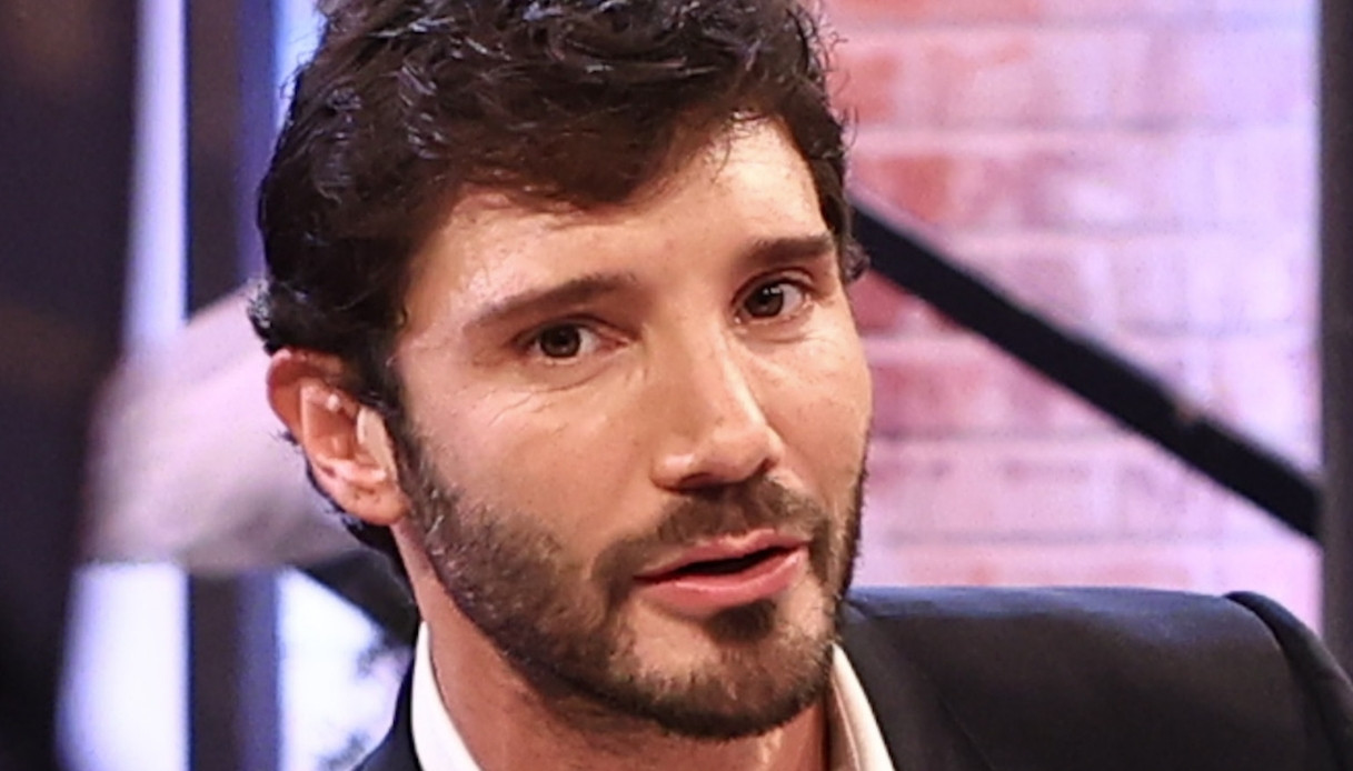 Affari Tuoi, Stefano De Martino ricorda Belen: “Bisogna fare come Angelica”