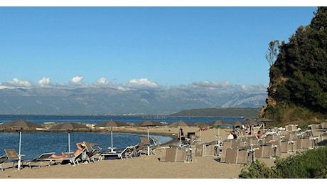 Da Reggio alla spiaggia albanese, il viaggio dei lettini rubati