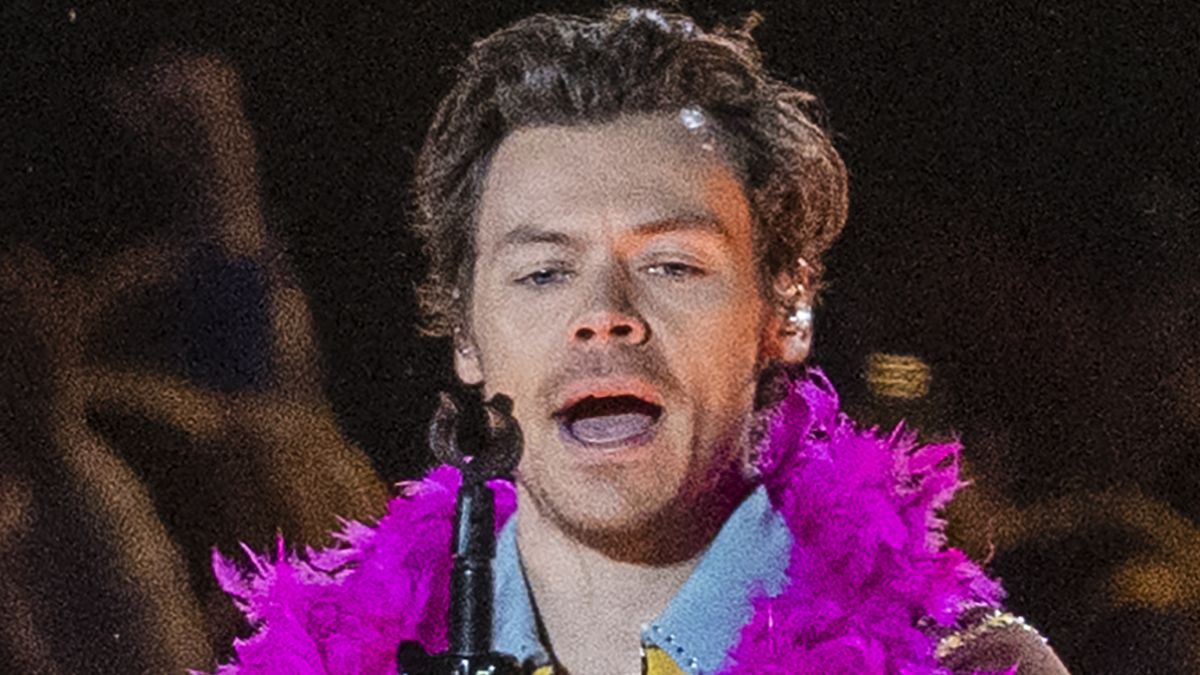 Panico al concerto di Harry Styles: il cantante si accascia sul palco e rischia di strozzarsi. Cosa è successo a Wembley
