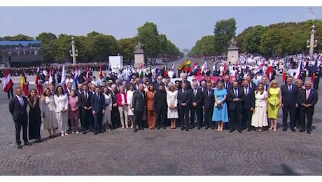 Parigi, le truppe dei volenterosi sfilano alla parata del 14 luglio a sostegno dell'Ucraina