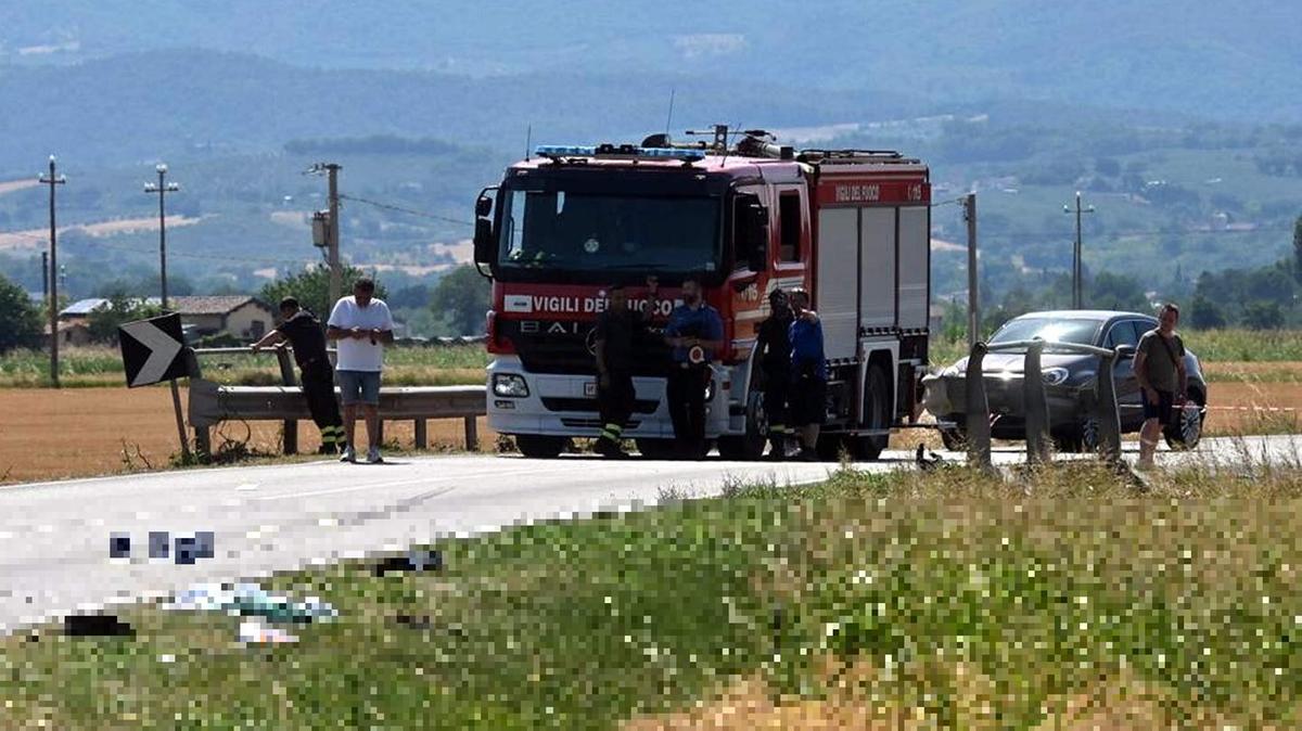 In scooter contro un furgone, muore a 49 anni: terribile frontale, il mezzo a due ruote finito fuori strada