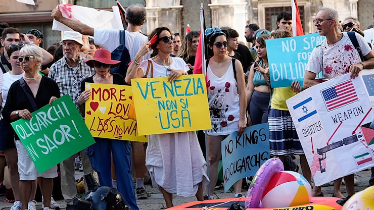 Venezia accoglie lo yacht dell'ambasciatore USA, il miliardario Fertitta, con proteste anti-Trump - Euronews.com