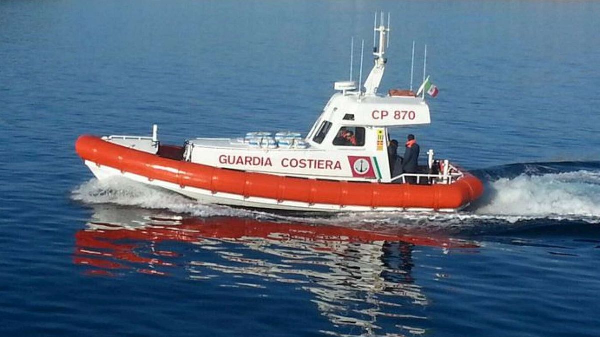 Lago di Garda, si tuffa per aiutare un bambino ma non riemerge: ricerche in corso
