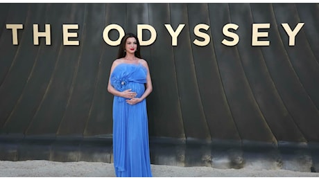 Anne Hathaway incinta del terzo figlio a 43 anni, la star: «Sapevamo cosa facevamo, ma siamo rimasti scioccati che abbia funzionato»