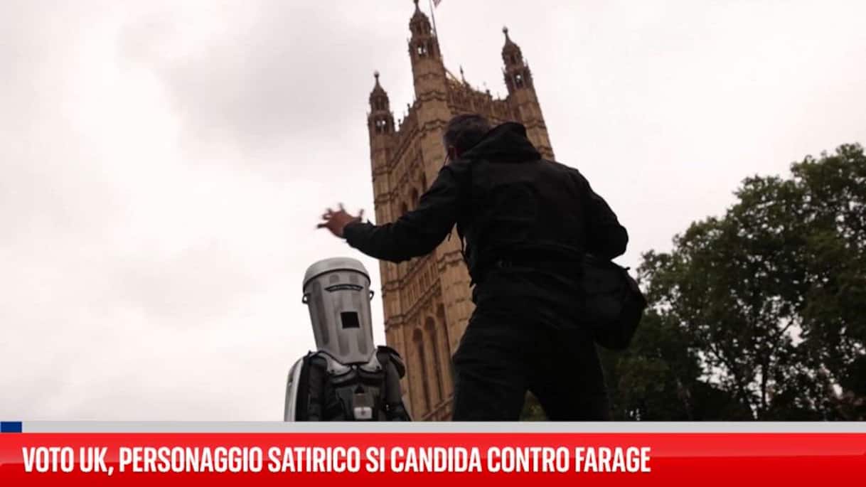 Voto UK, personaggio satirico si candida contro Farage