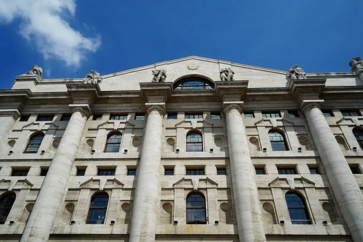 Borse oggi in diretta | Europa attesa in cauto rialzo con incontro Usa-Iran a Doha, euro sotto 1,14 dopo l’allarme della Bri