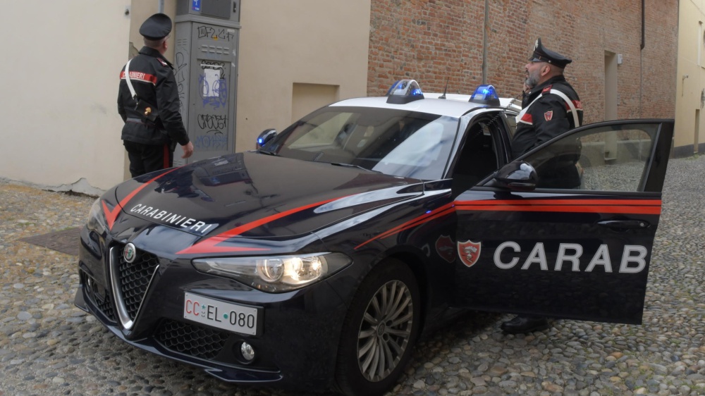 Follia nel torinese, dopo un diverbio uccide a coltellate il padre e ferisce il figlio. Arrestato 51enne