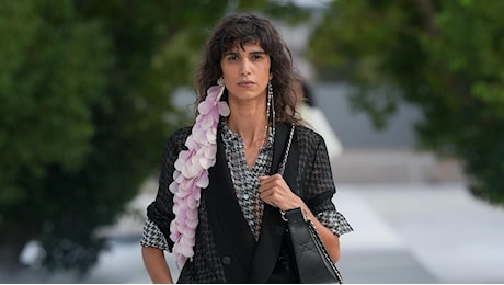 La leggerezza di Dior apre la Paris Fashion Week: il debutto di Jonathan Anderson tra front row e trench d'archivio