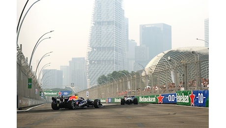 F1 Singapore Sprint, Verstappen vince una gara folle sotto la pioggia