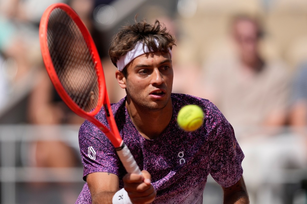 Esame superato! Flavio Cobolli rischia grosso, ma abbatte Svajda e approda ai quarti del Roland Garros!