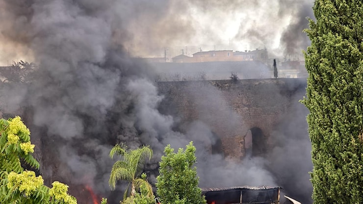 Mandrione, va a fuoco un vivaio: allarme per la nube di fumo nero - la Repubblica