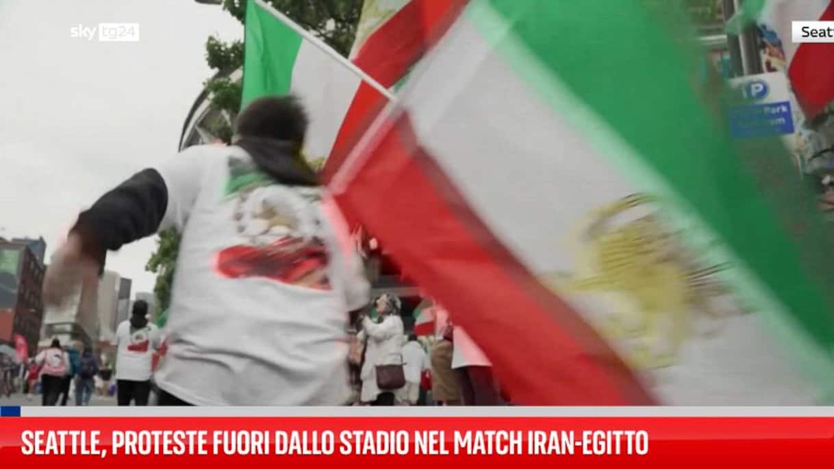 Seattle, proteste fuori dallo stadio nel match Iran-Egitto