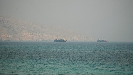 Stretto di Hormuz chiuso: nuovi raid Usa dopo l'attacco a una nave mercantile