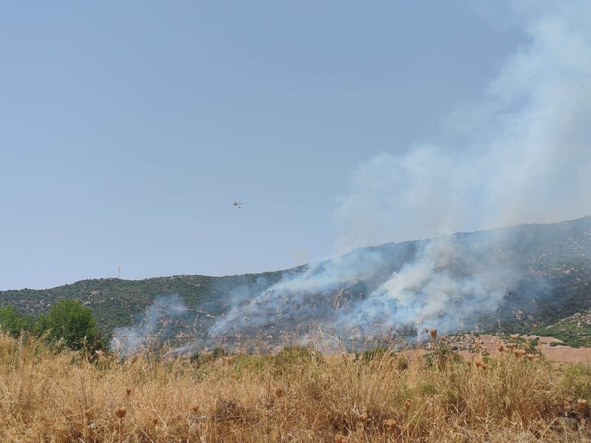 Incidente sulla statale 125, auto in fiamme innesca un incendio nel Cagliaritano: mezzi aerei in azione | FOTO