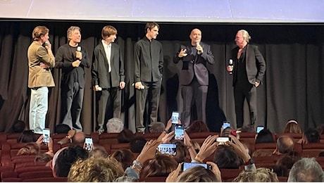 Max Pezzali e Mauro Repetto di nuovo insieme sul palco a Milano: «Che emozione vedere la nostra storia»