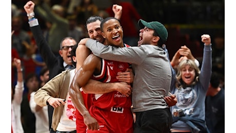 Il canestro sulla sirena di Devon Hall decide il derby d'Italia: Olimpia Milano batte Virtus Bologna 87-85