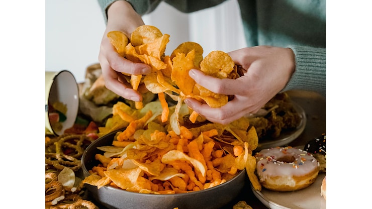 Cibo ultra-processato, il nuovo nemico del cuore: “Non conta solo cosa mangiamo, ma anche come il cibo viene prodotto” - sanitainformazione.it