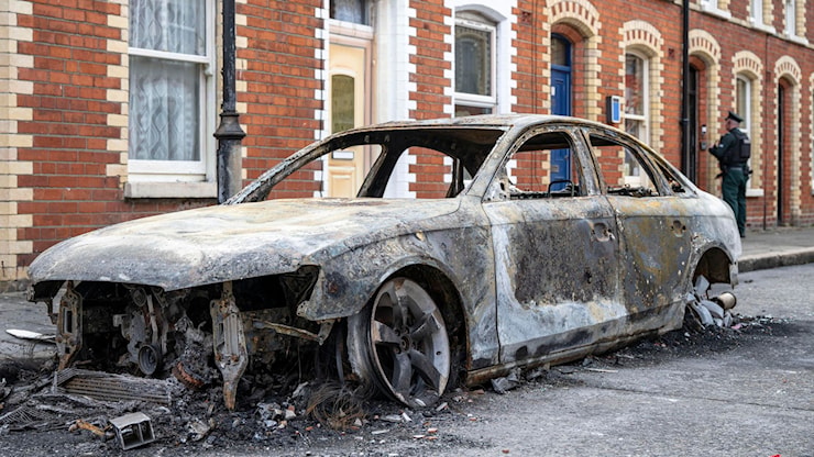 Violenza razzista a Belfast. Come la destra estremista strumentalizza la cronaca per incendiare la Gran Bretagna - Radio Popolare