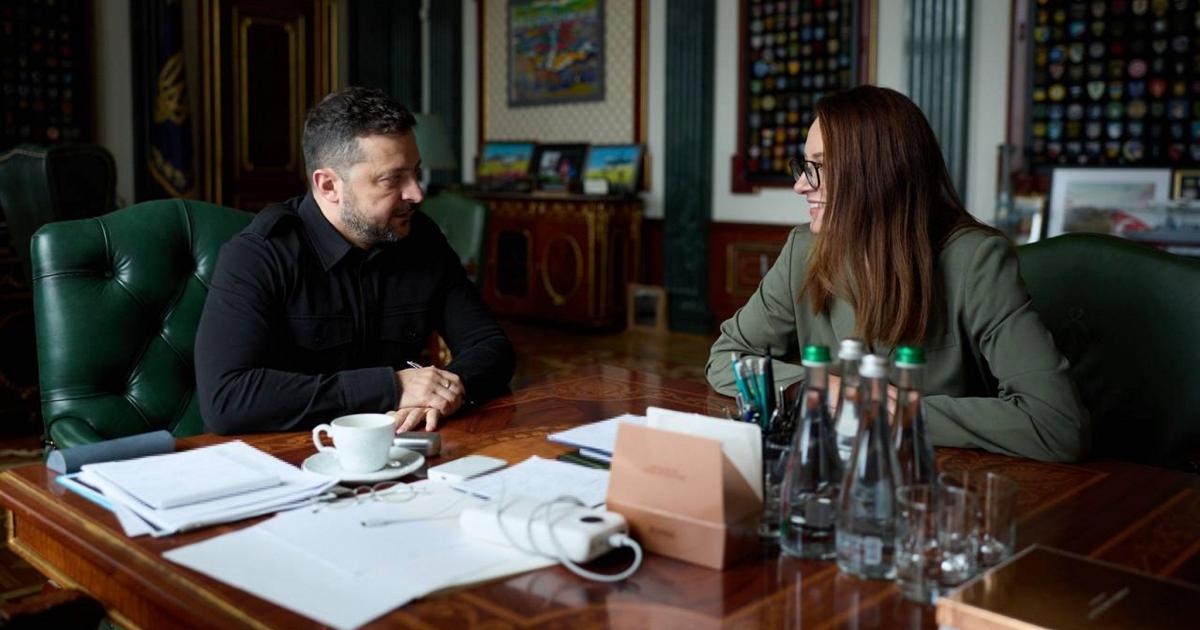 Zelensky annuncia una nuova strategia politica e rimuove la premier Svyrydenko
