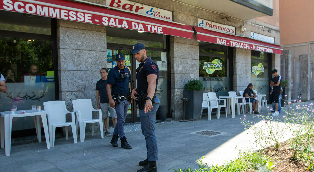 Accoltella un 55enne al bar senza motivo, il papà dell'aggressore: «Vi chiedo scusa per mio figlio»