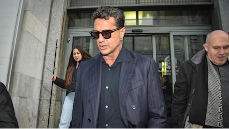 Fabrizio Corona aggredito e rapinato sotto casa a Milano, riconosciuto uno degli aggressori