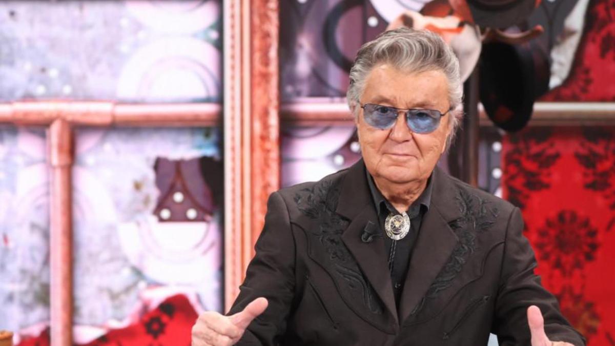 Troppi moscerini, Bobby Solo annulla il concerto: “L’artista se n’è andato”. Ma i fan stavano già arrivando