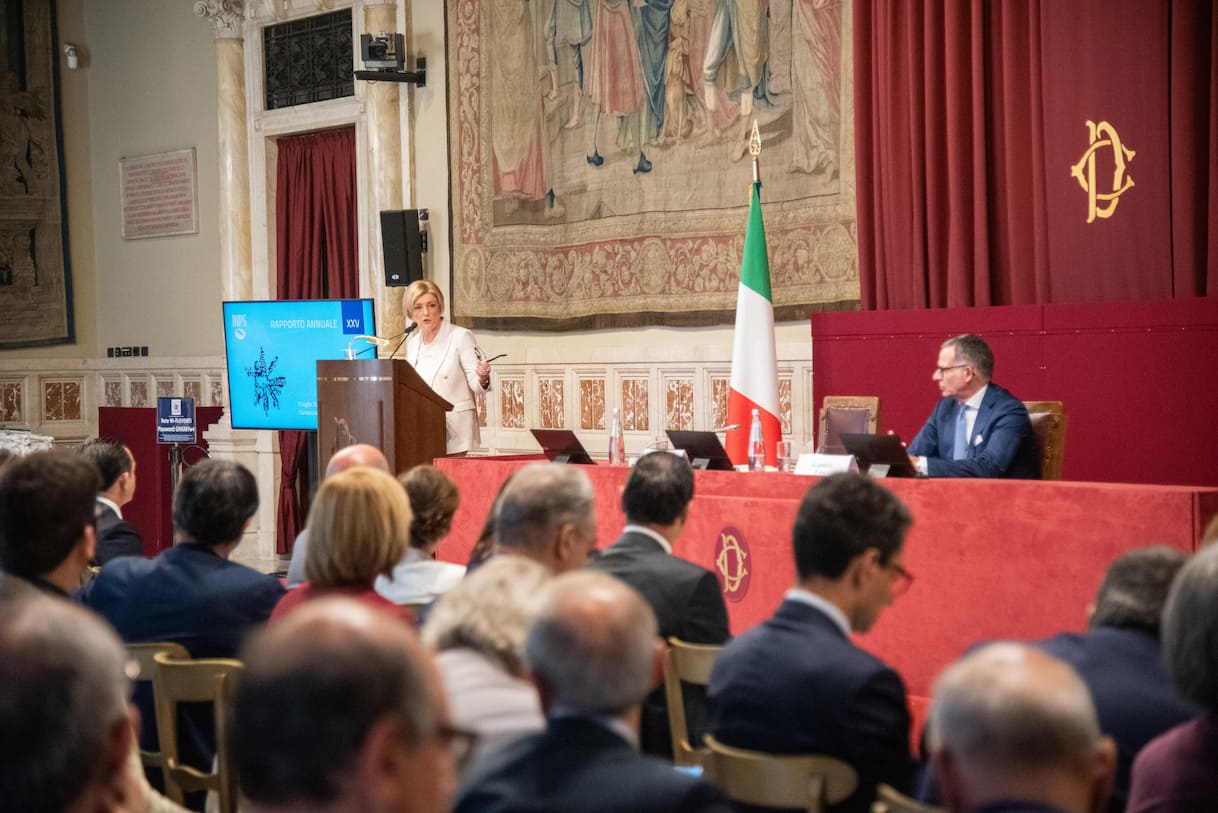 Pensioni, le donne ricevono assegni più bassi del 25% rispetto agli uomini: il rapporto Inps
