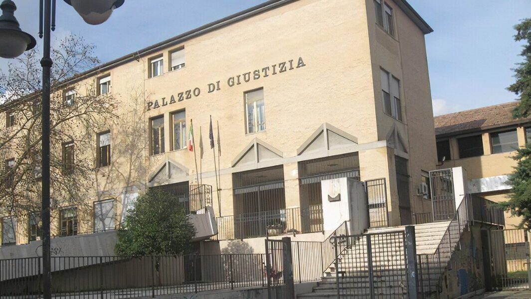 Presunti abusi da parte di due insegnanti su uno studente: il 13enne sarà ascoltato in forma protetta