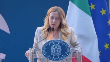 Meloni allo svelamento dell'auto di Falcone: un'emozione tagliente